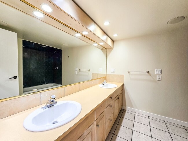 Building Photo - Spacious 3BD Rambler