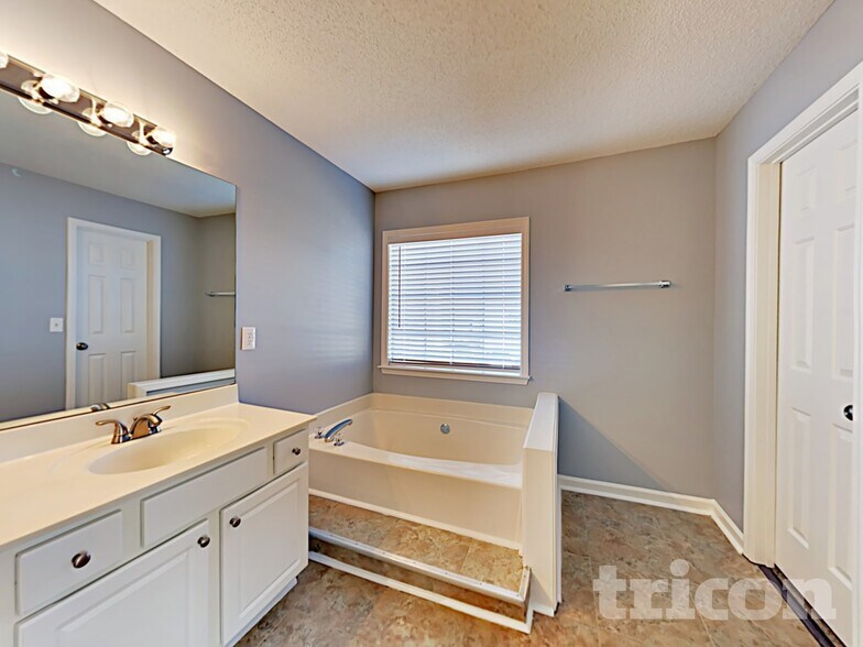 Building Photo - 4242 Clearvista Ln NW