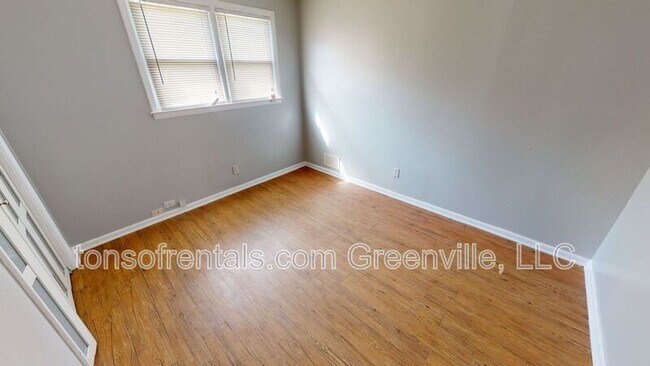 Building Photo - 1427-B Grant Circle