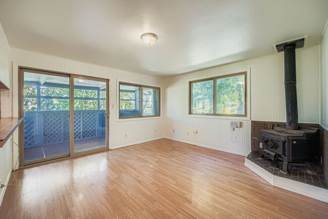 Building Photo - Spacious 1bed/1bath Unit with Garage Parking!