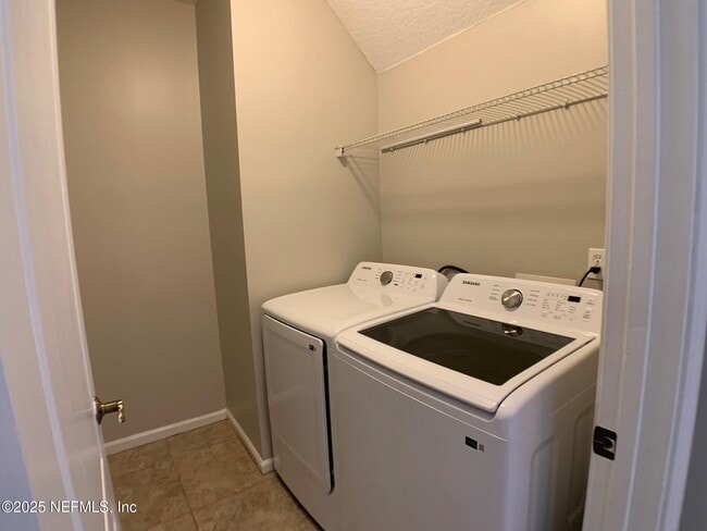 Building Photo - 647 Acorn Chase Dr