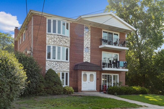 Building Photo - 16035 Laramie Ave