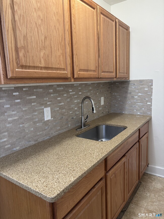 Building Photo - 18 Carmody St