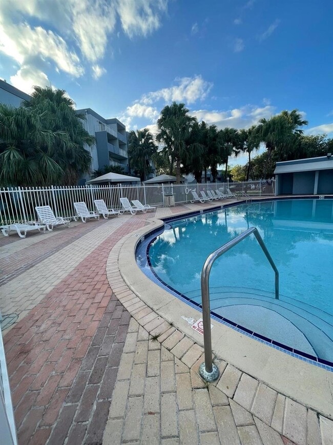 Building Photo - 9375 Fontainebleau Blvd