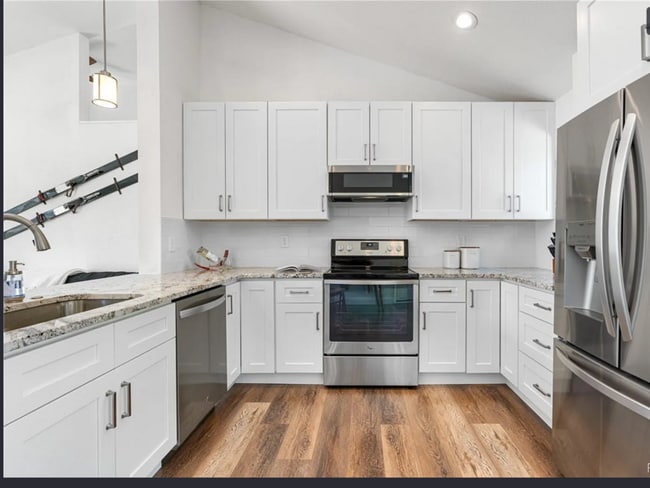 Building Photo - 6604 S Dahlia Cir