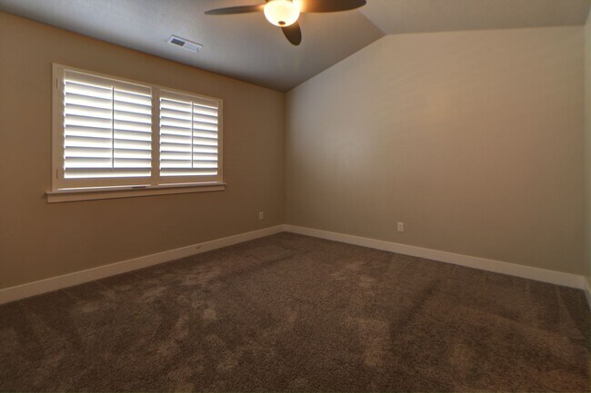 Building Photo - Pet friendly Herriman Townhome