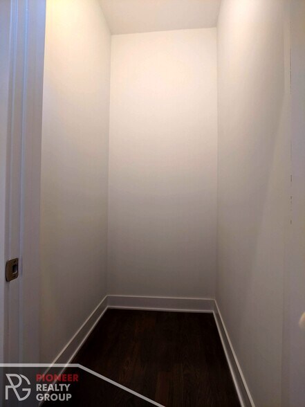 Building Photo - 2120 W Belmont Ave