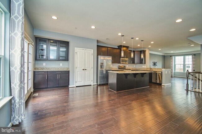 Kitchen - 8126 S Channel Dr