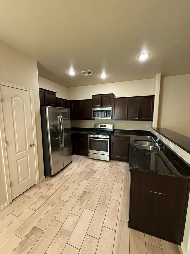 Building Photo - Charming 3BD/2.5BA with Garage in Legends West - Available Now!