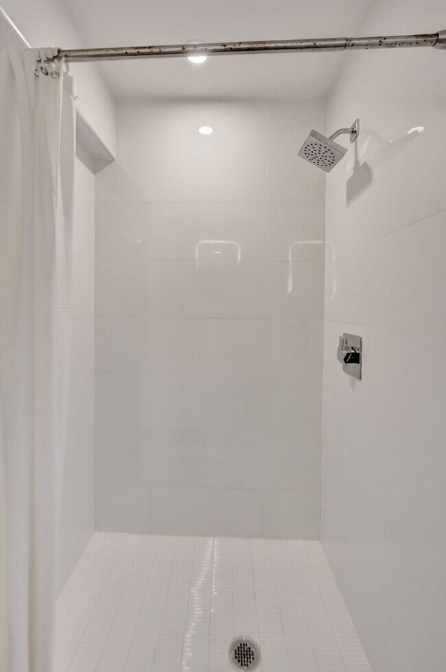 Building Photo - 3020 Seville St