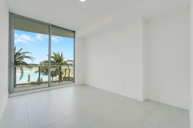 Building Photo - 220 Lake Shore Dr