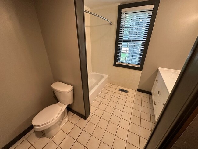 Building Photo - 2 Bed 1 Bath home minutes from everything ...