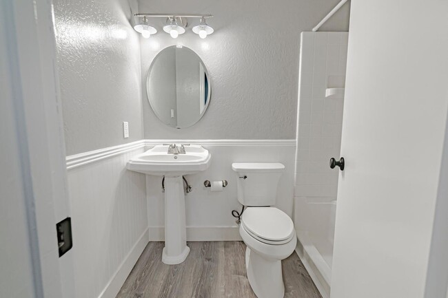 Building Photo - Fully Updated 2 Bedroom 1 Bath Condo