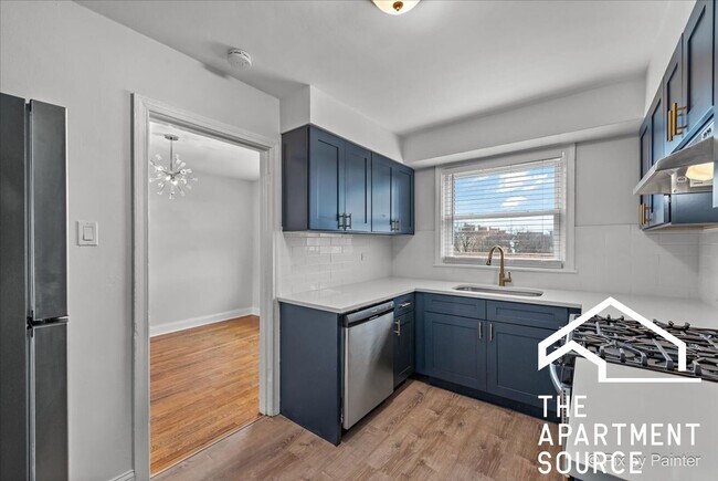 Building Photo - 2727 W Berwyn Ave