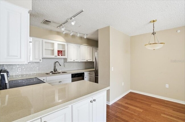 Building Photo - 701 Mirror Lake Dr N