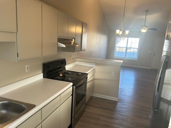 Building Photo - Silver Creek Village | 2 Bed, 2 Bath | Mon...