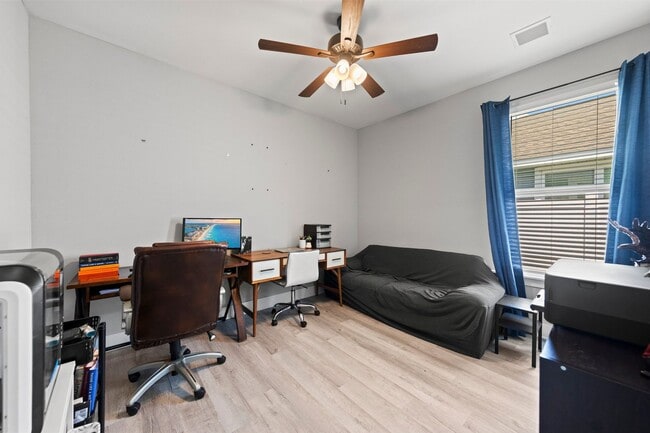 Building Photo - Freeport/Niceville Beauty!