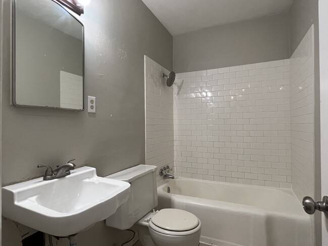 Building Photo - "Spacious 3-Bedroom Duplex with 2 Full Bat...