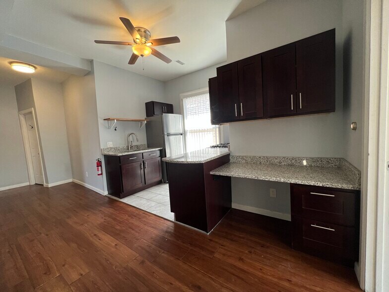Primary Photo - 2020 24th St