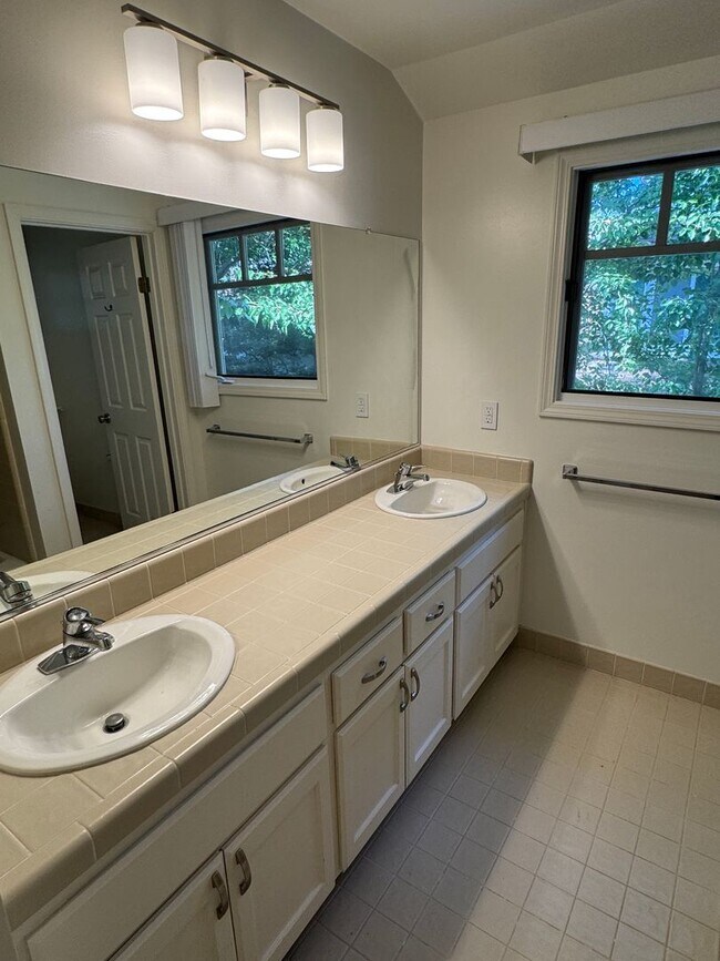 Building Photo - Beautifully Renovated 3BR/2.5BA Home in Co...
