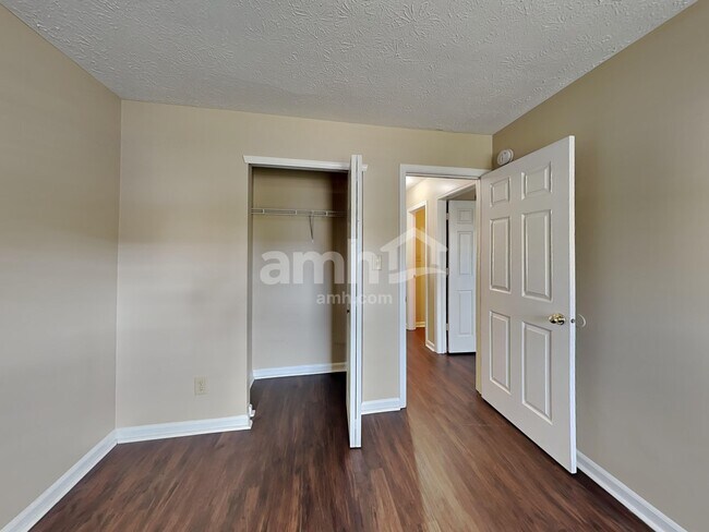 Building Photo - 7864 Fox Glen Dr