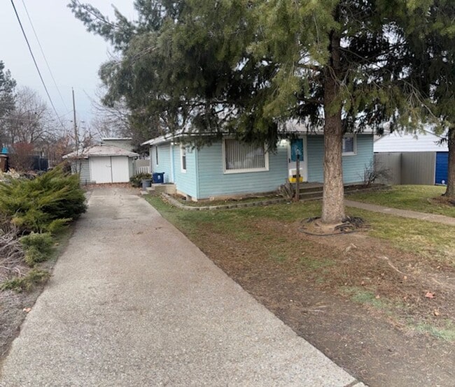 Building Photo - $1,950 / - 1800ft2 - 4BR, 2BA Cute North side house #1511  (6003 N Belt, Spokane Wa. 99205