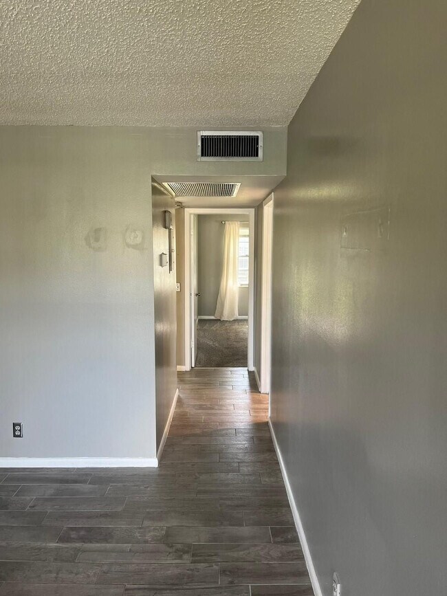 Building Photo - 144 Mansfield D