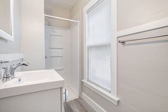 Building Photo - $849-Stylish 1-Bed/1-Bath Apartment with a...