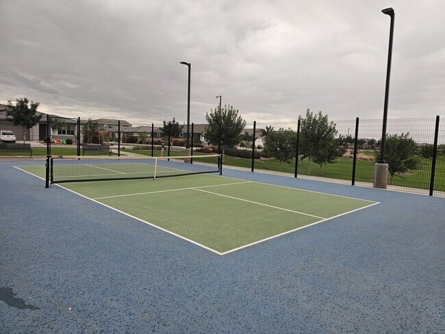 Building Photo - 5 BEDROOM 4 BATH SINGLE FAMILY HOME