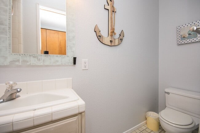 Building Photo - 2 Bed & 2 Bath Beach Condo with ocean view!