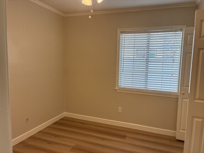 Building Photo - 3 Bedrooms with big backyard-CALL FOR OUR MOVE IN SPECIAL