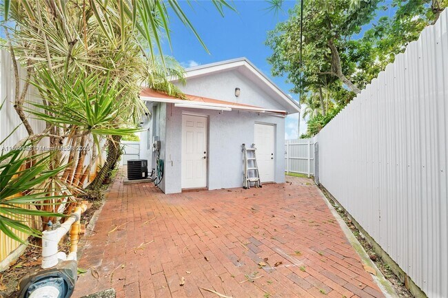 Building Photo - 11480 SW 42nd Terrace
