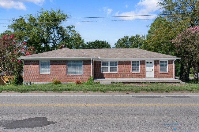 Primary Photo - Freshly renovated duplex near Charlotte Av...