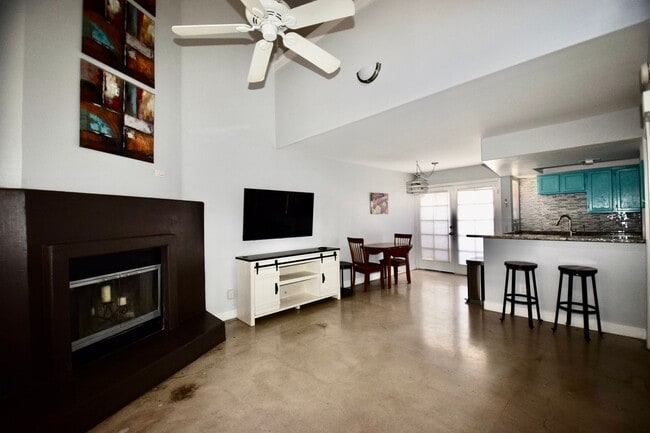 Building Photo - Beautiful modern 1 bed 2 bath corner unit in the Highlands Condominium community.
