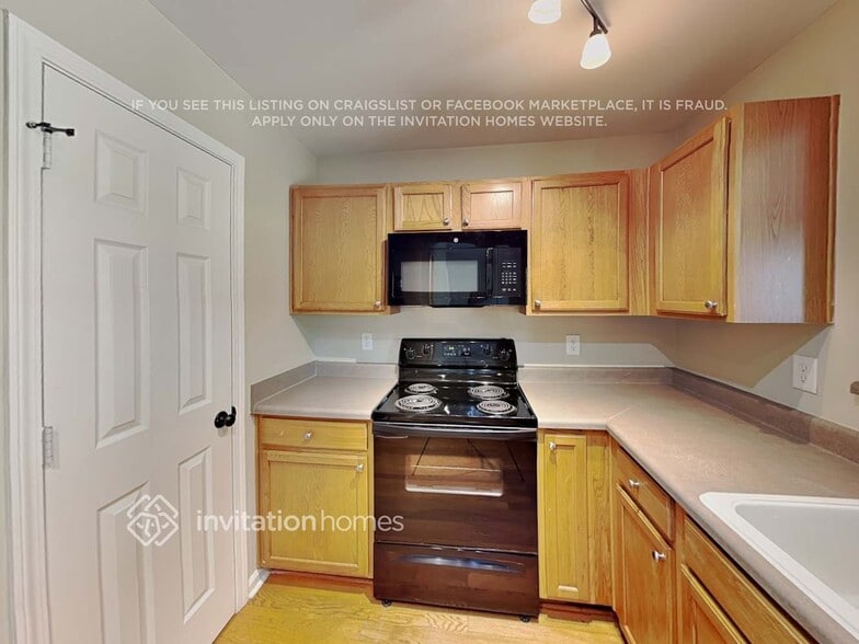 Building Photo - 2730 Englewood Dr