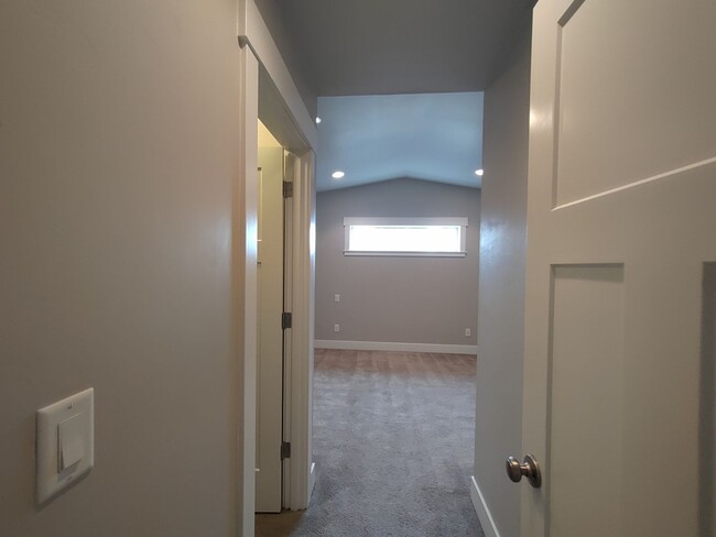 Building Photo - Spacious 3 bedroom 2.5 bath w/ an office a...