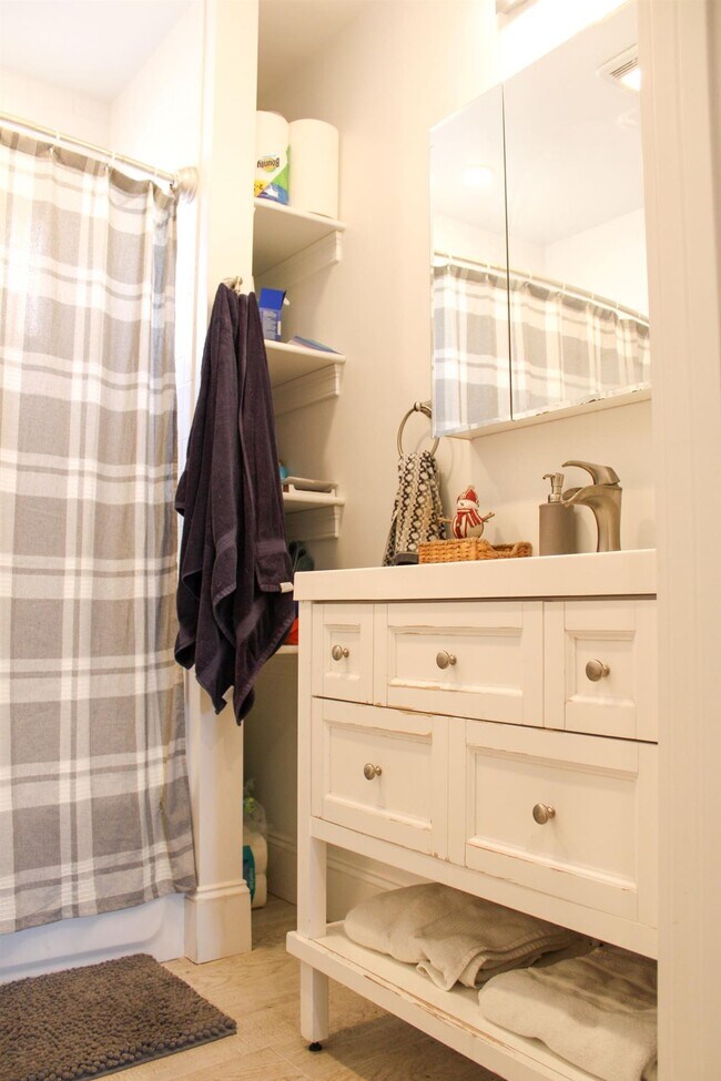 Building Photo - 116 Holland St