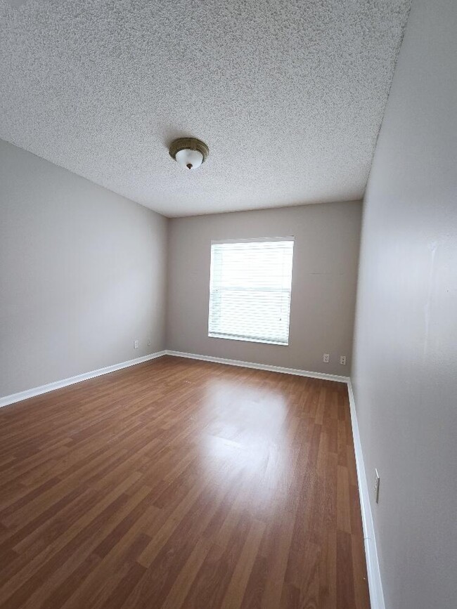 Building Photo - 256 Kensington Way