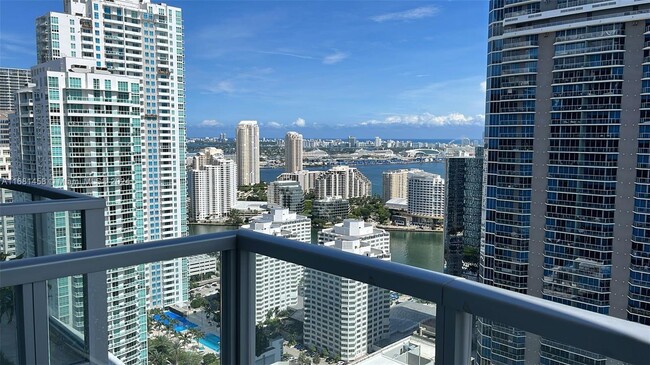 Building Photo - 1060 Brickell Ave