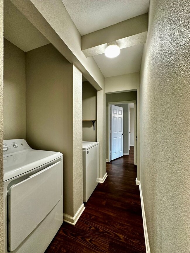Building Photo - 2/2 Townhome at Hunt Club!