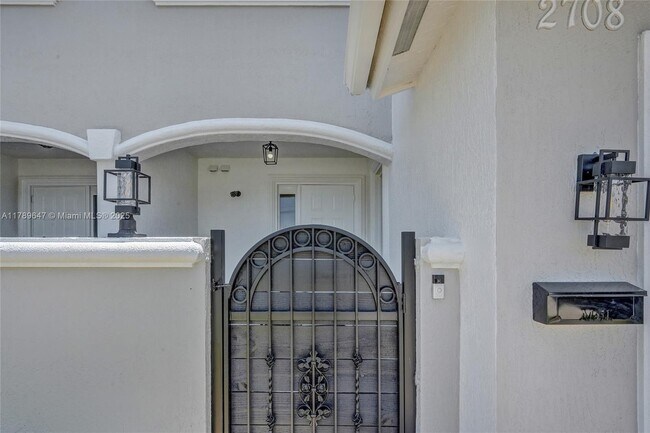 Building Photo - 2708 NE 30th Pl