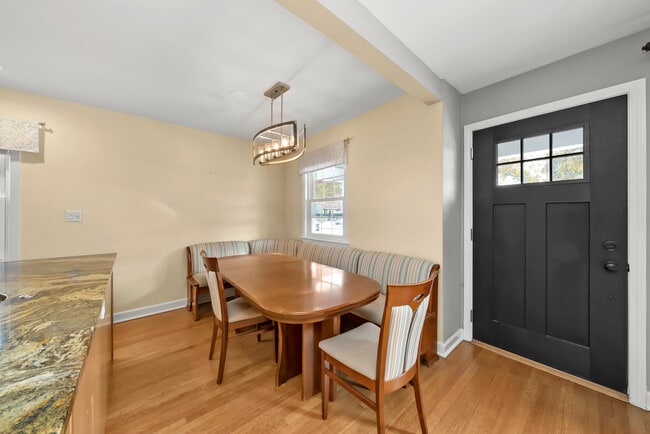 Building Photo - 7432 W Ainslie St