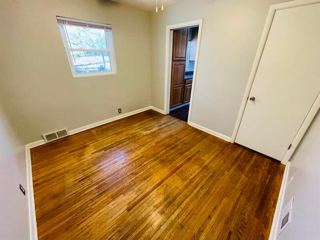 Building Photo - 5624 Lake St