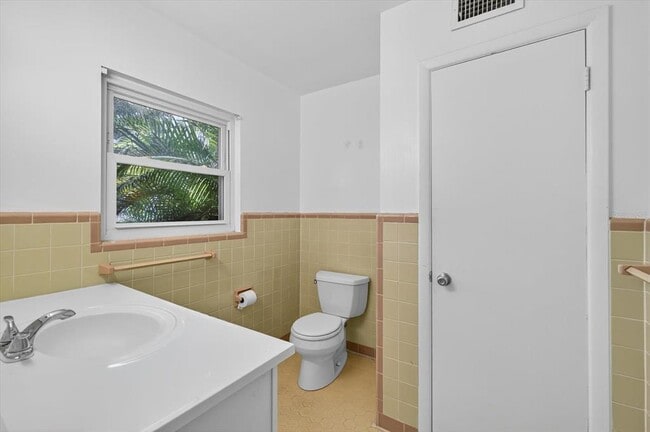 Building Photo - 215 Edgewater Dr