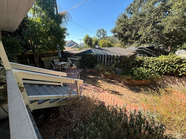 Building Photo - La Crescenta 3 bedroom 2 bath updated home.