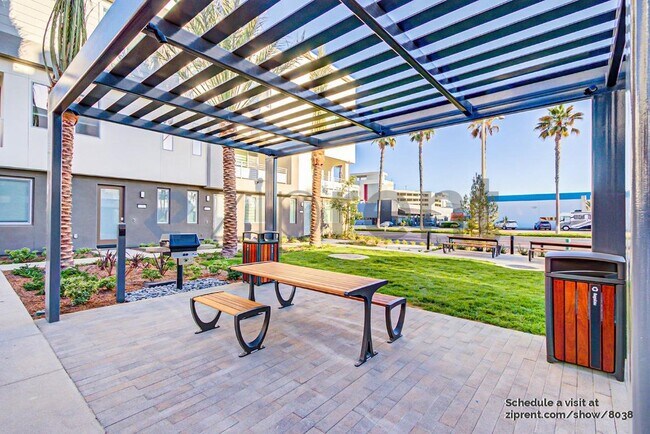 Building Photo - 1896 S Westside Dr