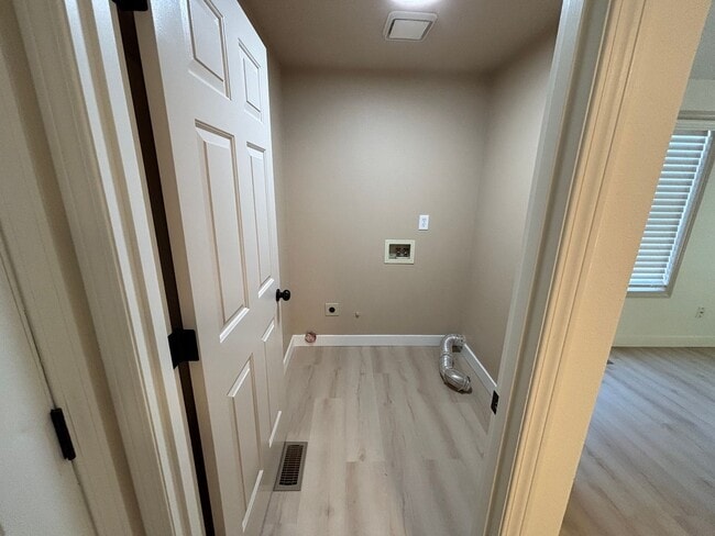 Building Photo - Freshly Updated Troutdale Gem with Enterta...