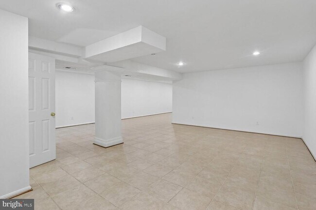 Building Photo - 903 Ridge Dr