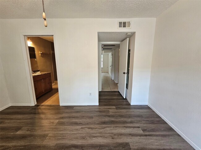 Building Photo - 8287 Kingsbrook Rd