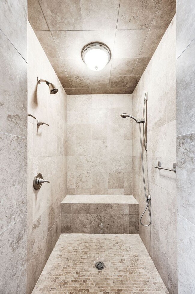 Building Photo - Fantastic renovated 5BE/4BA family home on beautiful oversized private Lot in the heart of Belle ...